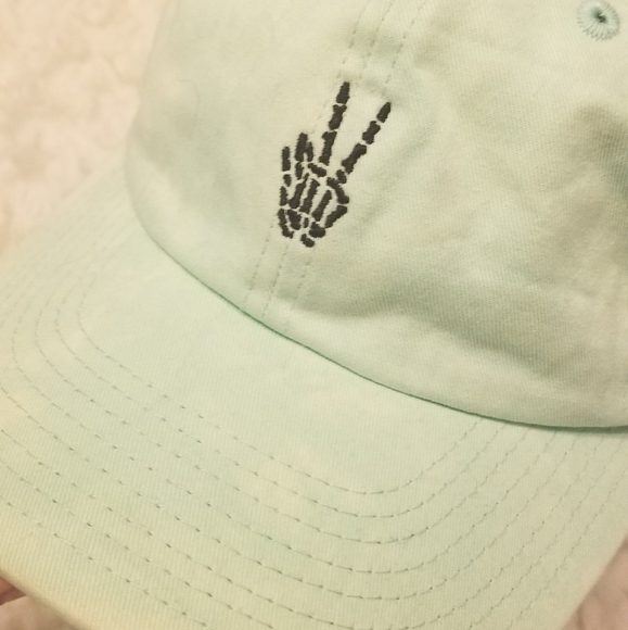 💥MOVING SALE💥 EVERYTHING MUST GO ❤️‍🔥 BNWOT Neff skeleton peace sign hat - Picture 2 of 4